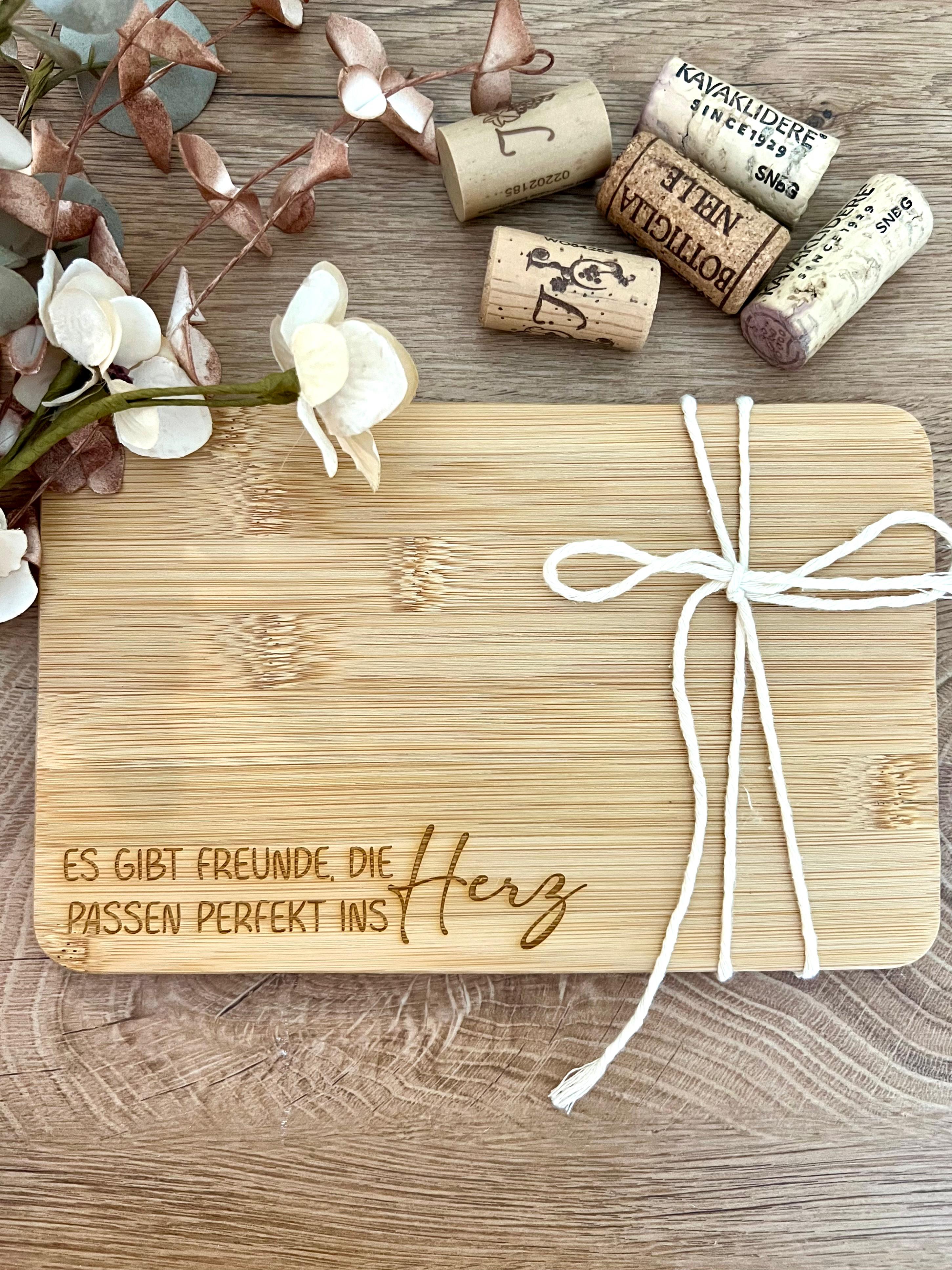 Frühstücksbrettchen "Es gibt Freunde, die passen perfekt ins Herz"